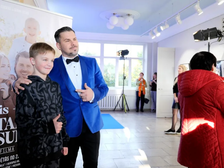 Pilnībā izpārdotos seansos Busuļu ģimenes filma Talsos piedzīvo reģionālo pirmizrādi