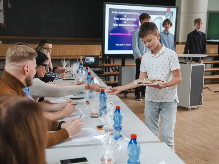 Talsu Valsts ģimnāzijā mazais bizness satiekas ar lielo