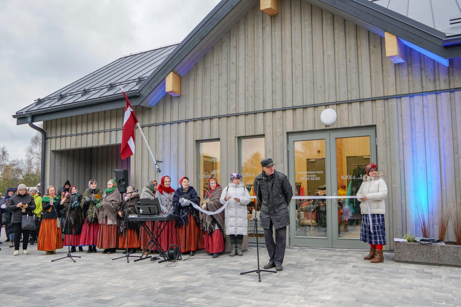 Divi vienā – Kolkā atklāj multifunkcionālu tirgus ēku