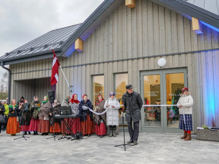Divi vienā – Kolkā atklāj multifunkcionālu tirgus ēku
