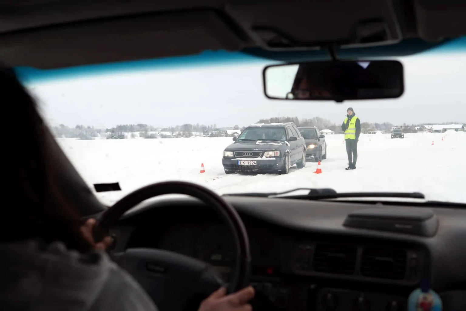 CSDD bezmaksas konsultācijās māca vadīt auto sniegotos apstākļos