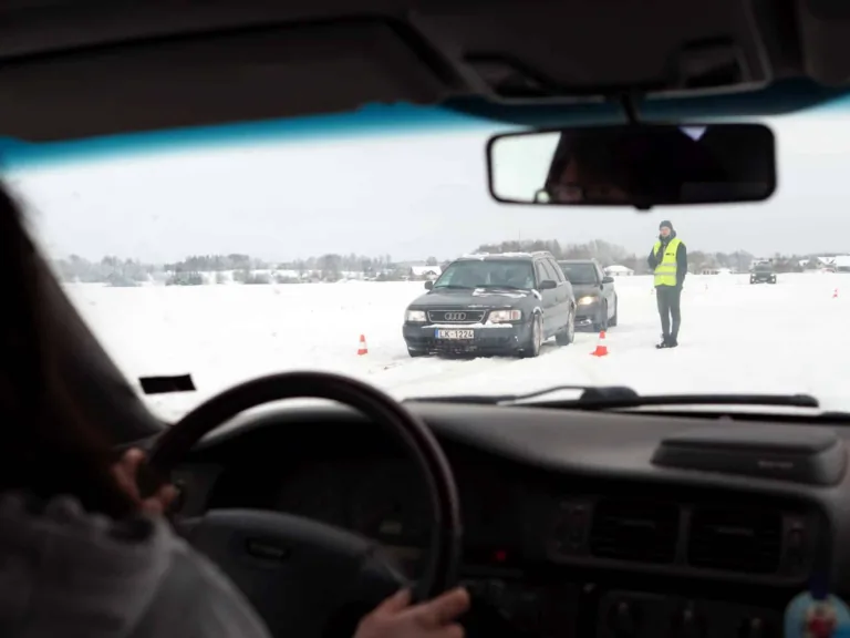 CSDD bezmaksas konsultācijās māca vadīt auto sniegotos apstākļos