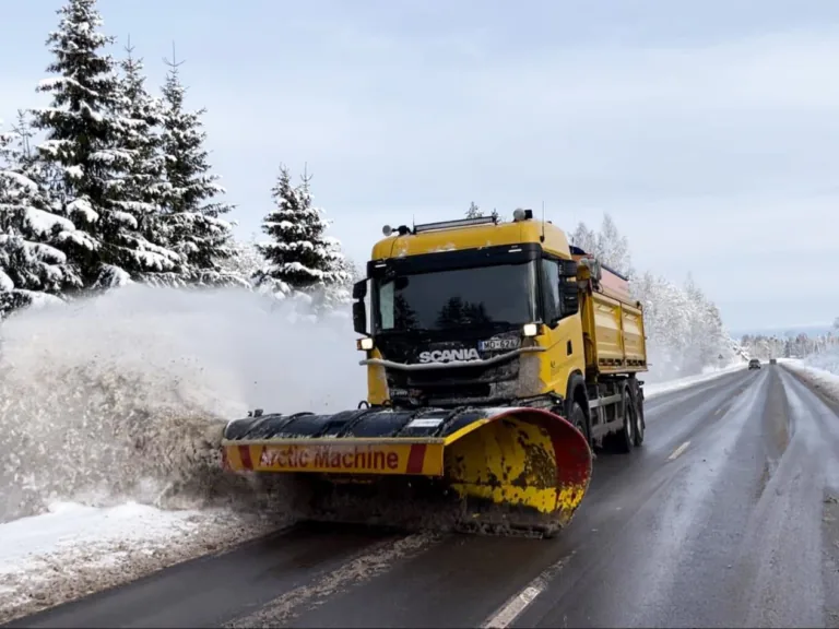 Valsts akciju sabiedrība «Latvijas autoceļu uzturētājs» Talsu novadā rūpējas ne tikai par valsts nozīmes autoceļiem, bet arī tīra Talsu pilsētas ielas un vietējo pašvaldību teritorijas. /Foto: Tija Volanda/