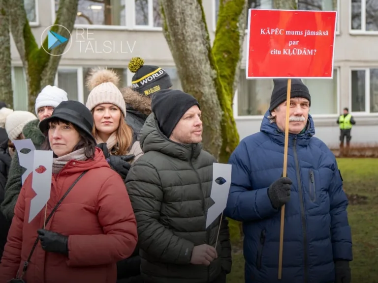 Sabiedrība protestē pret algu un štatu samazināšanu