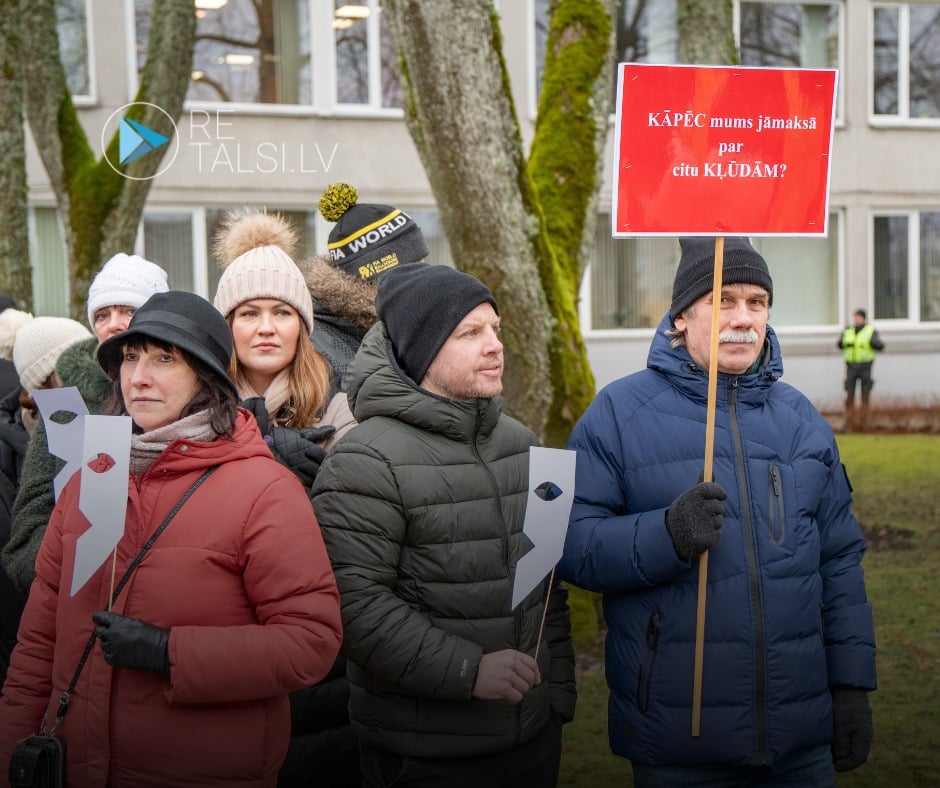 Sabiedrība protestē pret algu un štatu samazināšanu