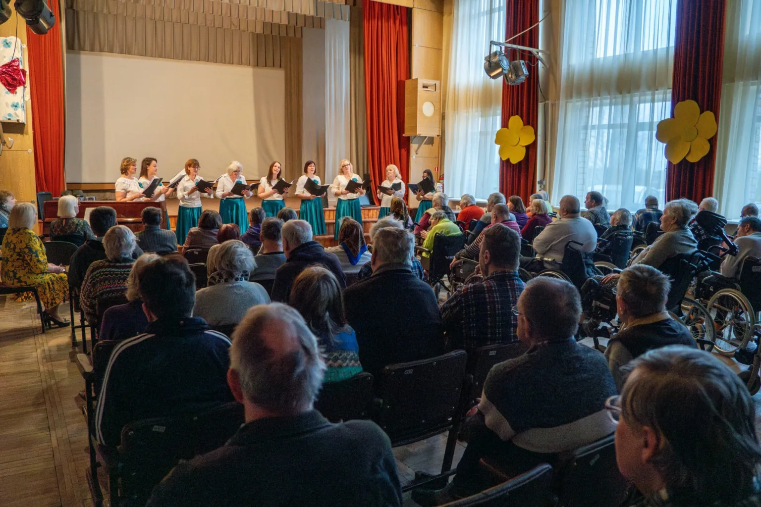 Gada jubileju nosvin Laucienas pansionāta darbinieku vokālais ansamblis