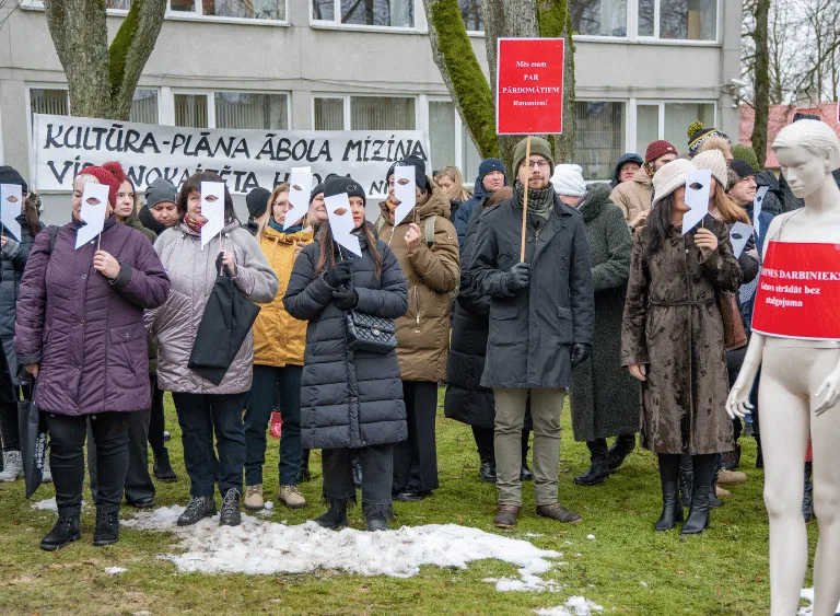 Talsos protestē pret štata vietu un budžeta samazināšanu