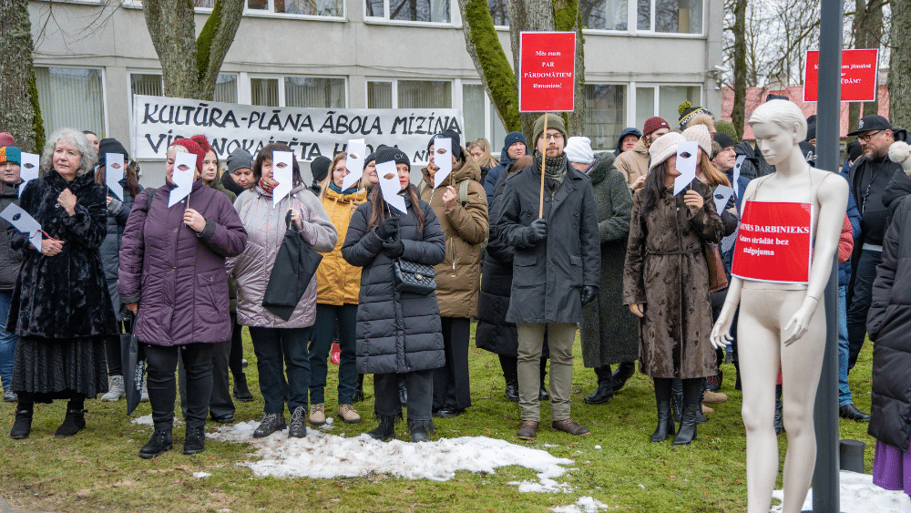 Talsos protestē pret štata vietu un budžeta samazināšanu