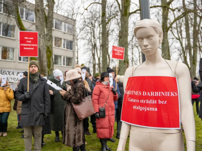 Talsos protestē pret štata vietu un budžeta samazināšanu