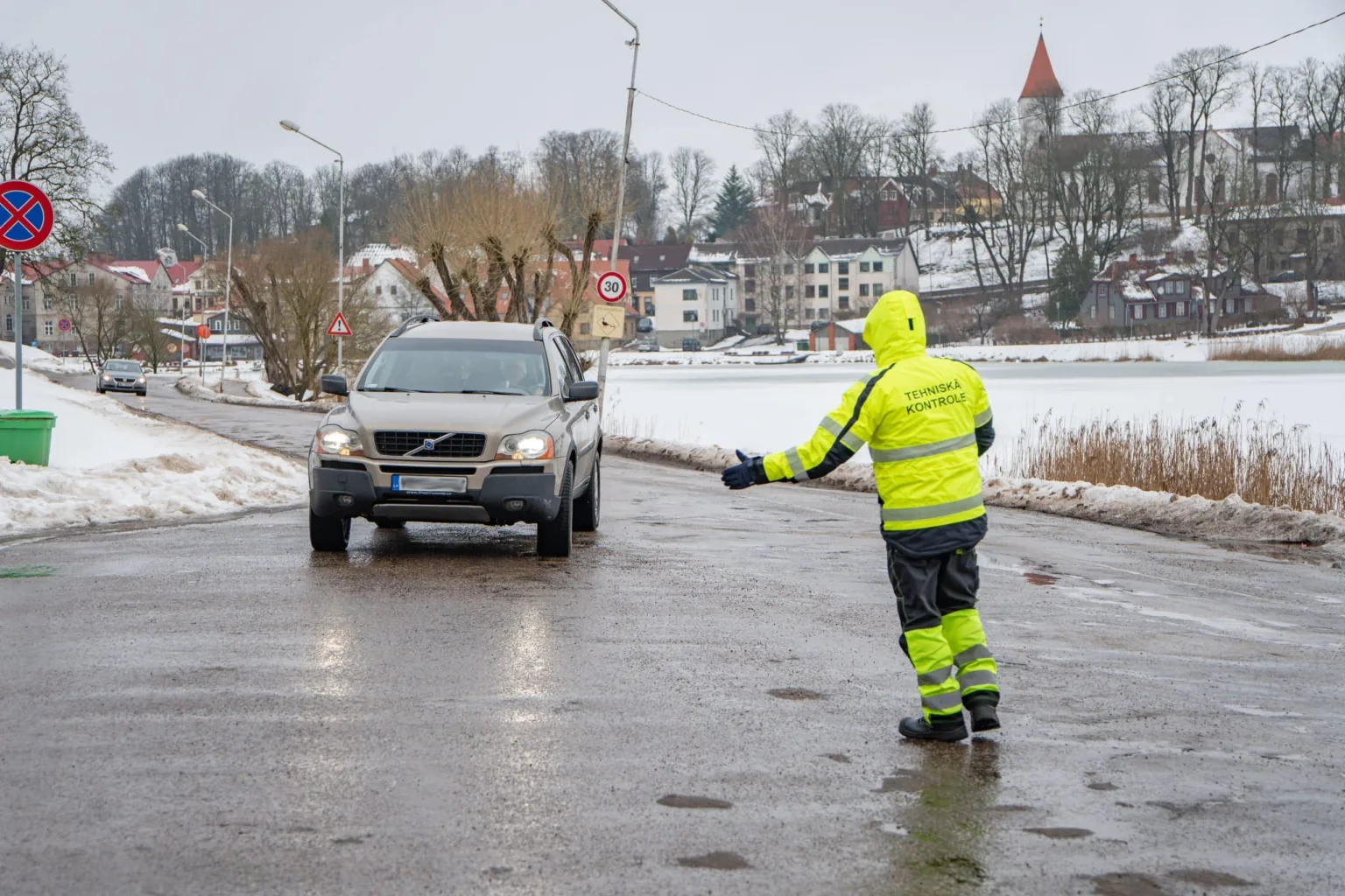 CSDD un Valsts policijas reidā Talsos pārbaudīts vairāk nekā 300 transportlīdzekļu
