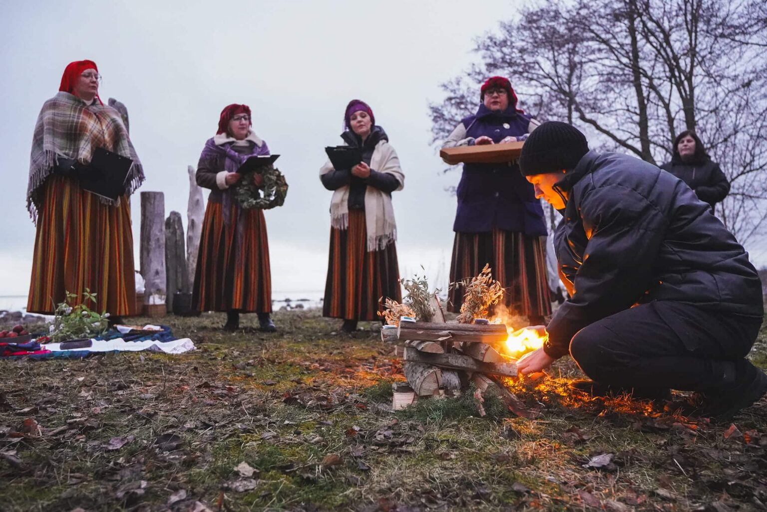 Ar rituālu pie jūras sagaida Lielās dienas saullēktu un astronomisko pavasari