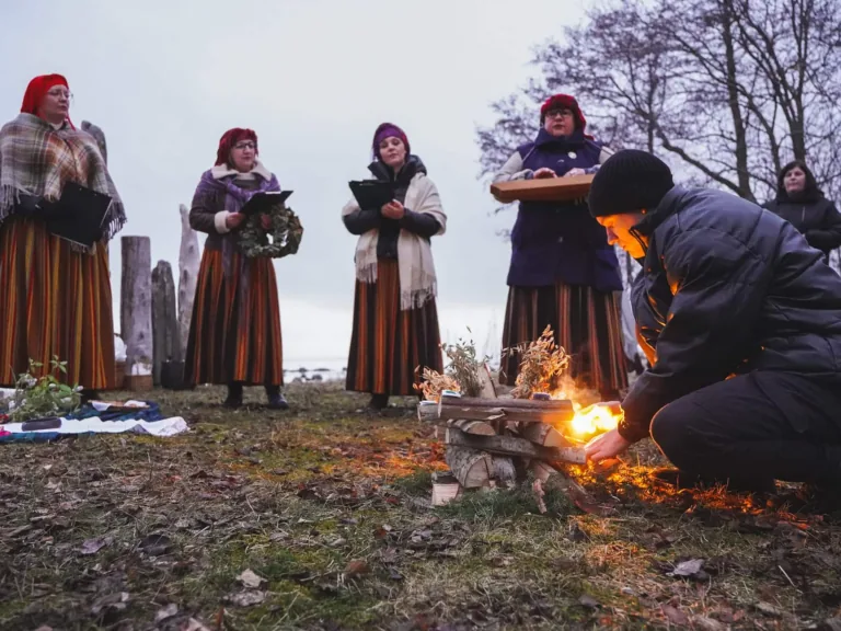 Ar rituālu pie jūras sagaida Lielās dienas saullēktu un astronomisko pavasari