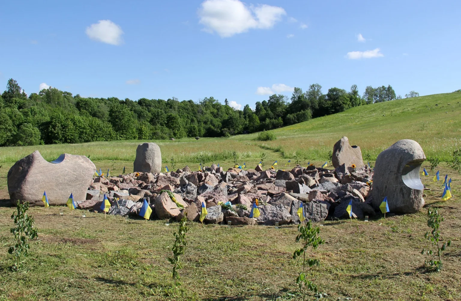 Pedvāles mākslas parks domās un darbos turpina atbalstīt Ukrainu