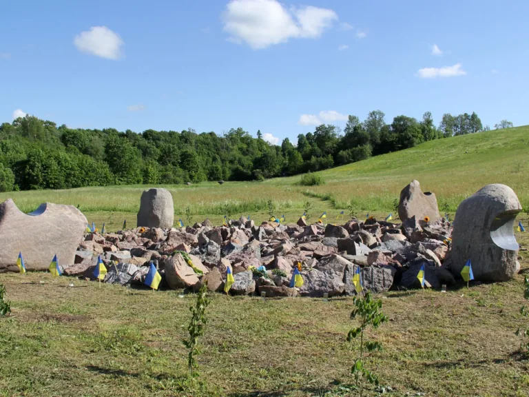 Pedvāles mākslas parks domās un darbos turpina atbalstīt Ukrainu