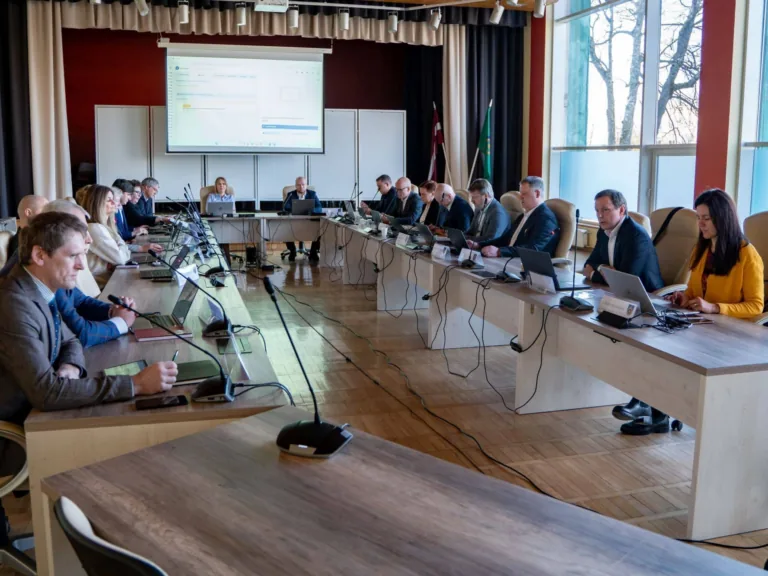 Lemj par Talsu novada domes priekšsēdētāja Anda Āboliņa darbību komitejās