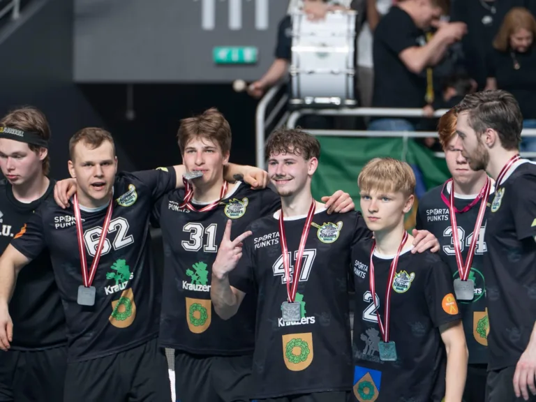 Talsu florbolisti mājās pārved sudraba kausu