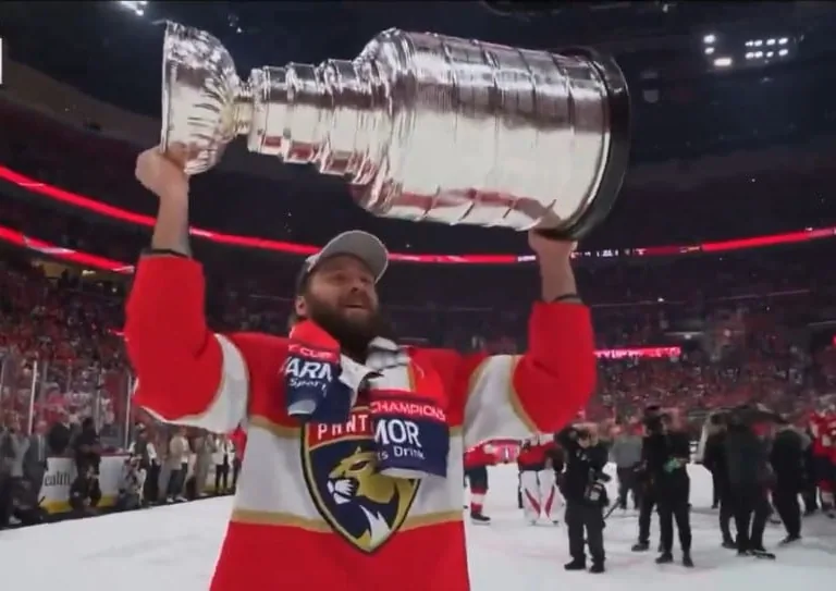 Mūsu puses hokejista Balinska pārstāvētā komanda izcīna NHL Stenlija kausu