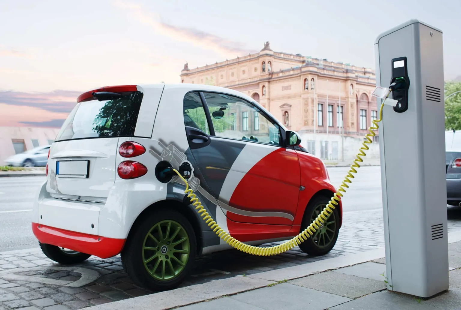 “Zaļinās” pakāpeniski: apstiprināšanai Saeimā virza Transporta enerģijas likumprojektu
