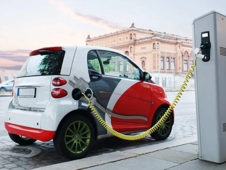 “Zaļinās” pakāpeniski: apstiprināšanai Saeimā virza Transporta enerģijas likumprojektu