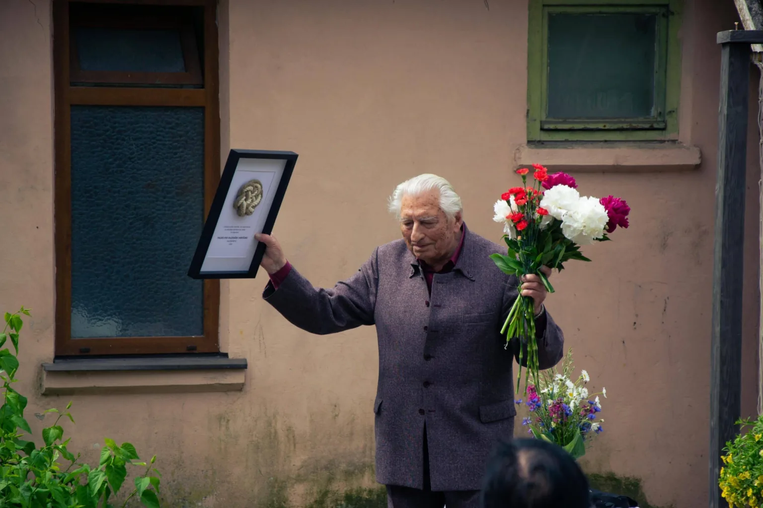 Atklāta plašākā Ulda Brieža fotogrāfiju izstāde