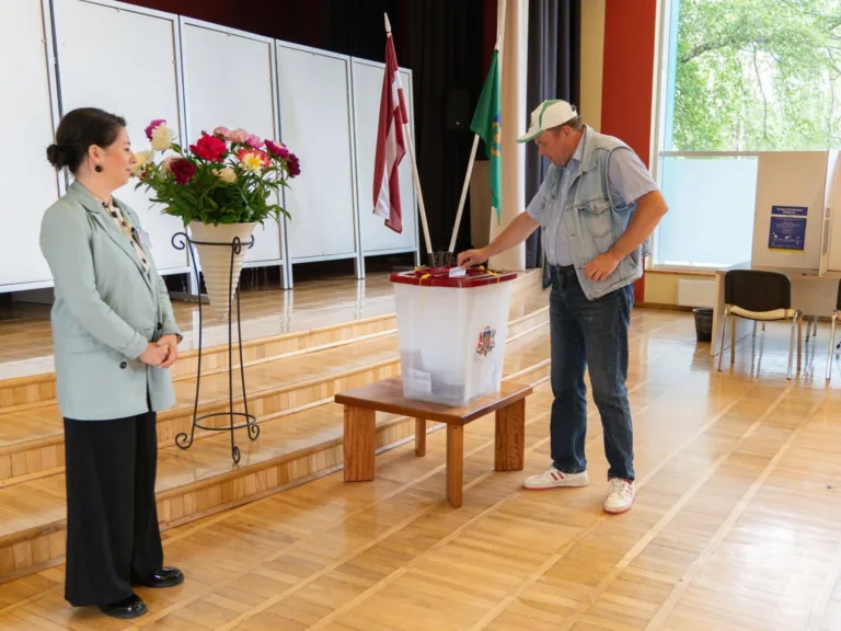 Apstiprina vēlēšanu apgabalos ievēlējamo deputātu skaitu