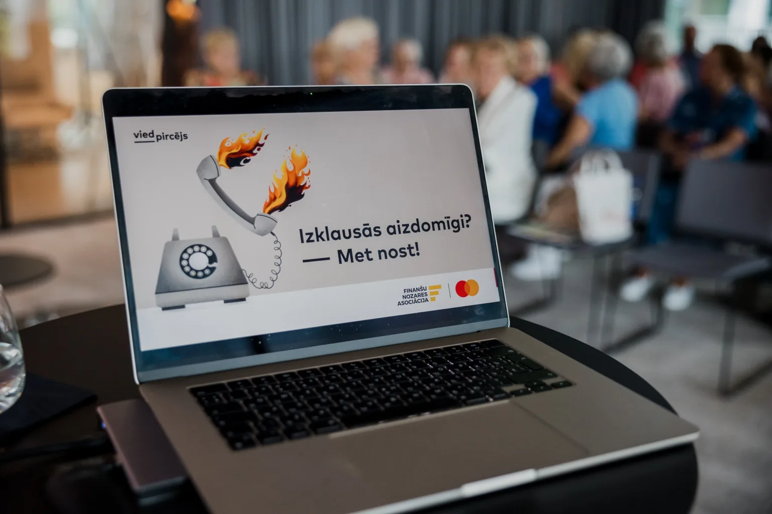 Mākslīgais intelekts paplašina telefonkrāpnieku apvāršņus. Kā neuzķerties?