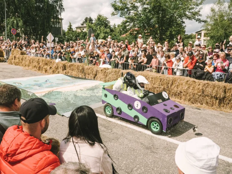 Pirmais Red Bull Soapbox Race Latvijā pulcē skatītāju tūkstošus