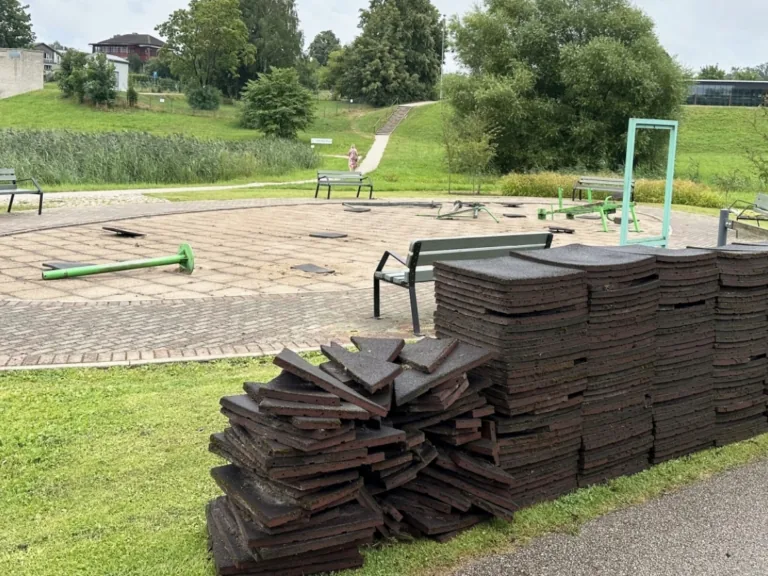 Jau septembrī bērnu rotaļu iekārtām jābūt izvietotām pie Vilkmuižas ezera
