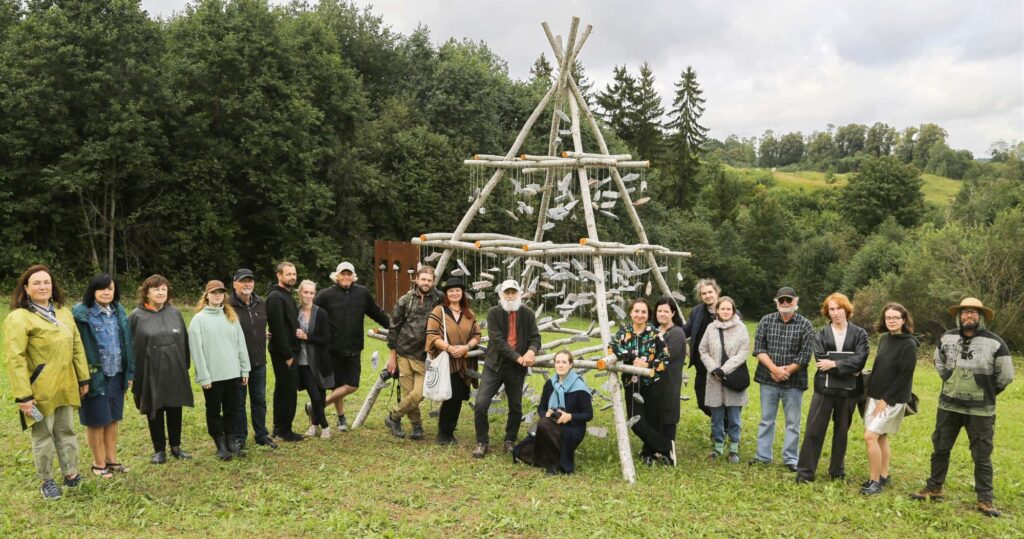 Pedvāles mākslas parkā aizvadīts 12. brīvdabas mākslas objektu plenērs