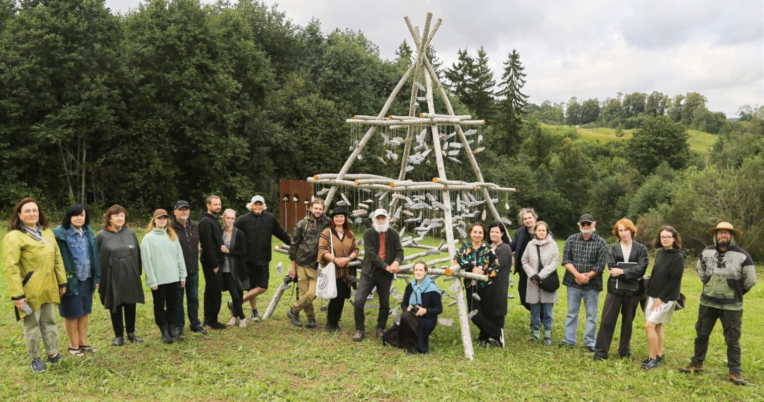 Pedvāles mākslas parkā aizvadīts 12. brīvdabas mākslas objektu plenērs