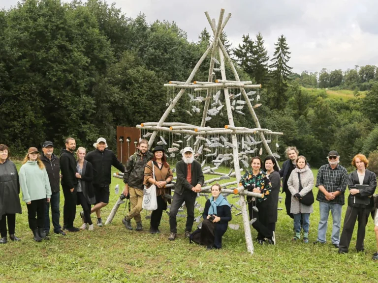 Pedvāles mākslas parkā aizvadīts 12. brīvdabas mākslas objektu plenērs