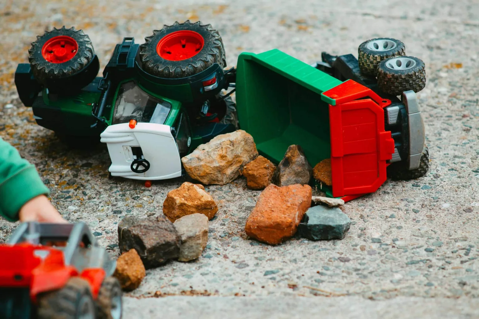 Pētījums: tikai niecīga daļa plastmasas sadzīves preču Latvijā ir viegli pārstrādājama
