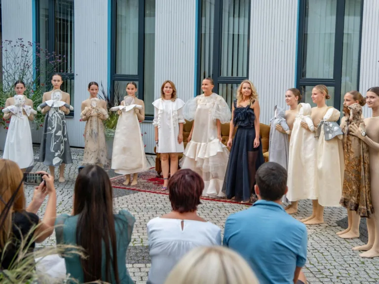 Māksliniece Ieva Mālmeistere uz dzimtajiem Talsiem atved pirmo kristību tērpu kolekciju