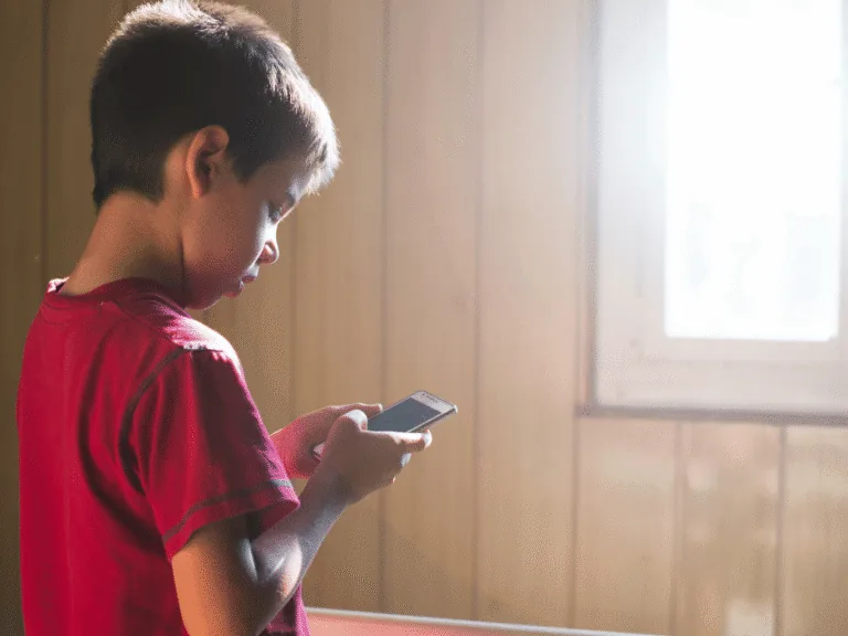 Vairāk nekā 80% vecāku un skolotāju atbalsta ideju ierobežot telefona lietošanu starpbrīžos skolā
