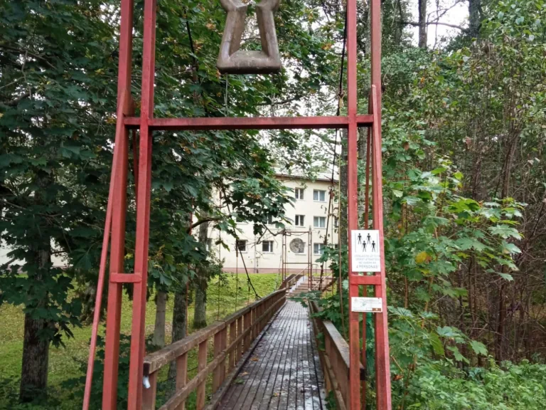 Rojā gājējiem atvērts tiltiņš pāri Mazupītei