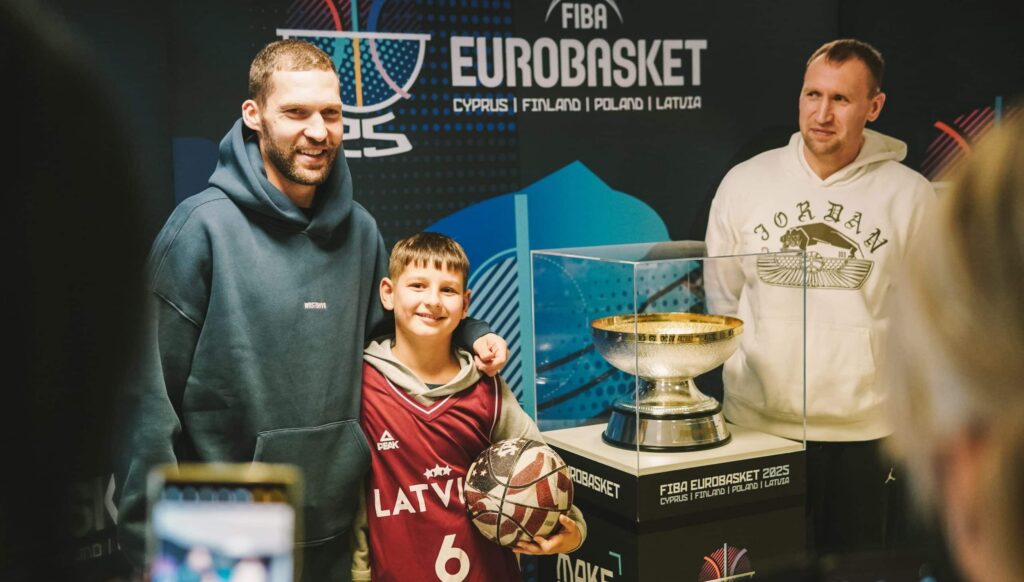 Galerija: Vērienīgā FIBA «EuroBasket 2025» trofeja ciemojās Talsos!