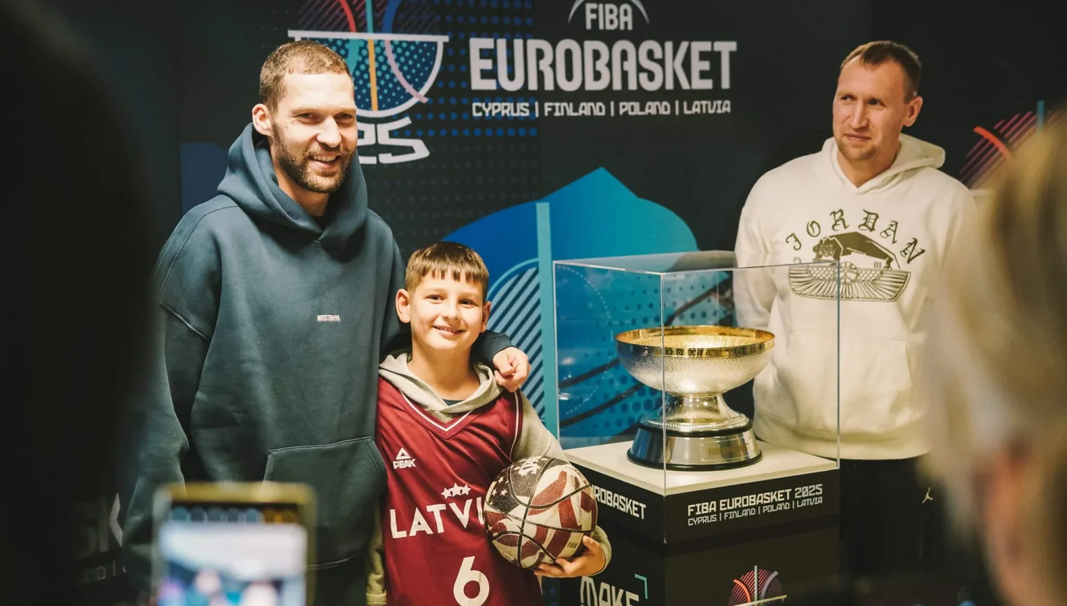 Galerija: Vērienīgā FIBA «EuroBasket 2025» trofeja ciemojās Talsos!
