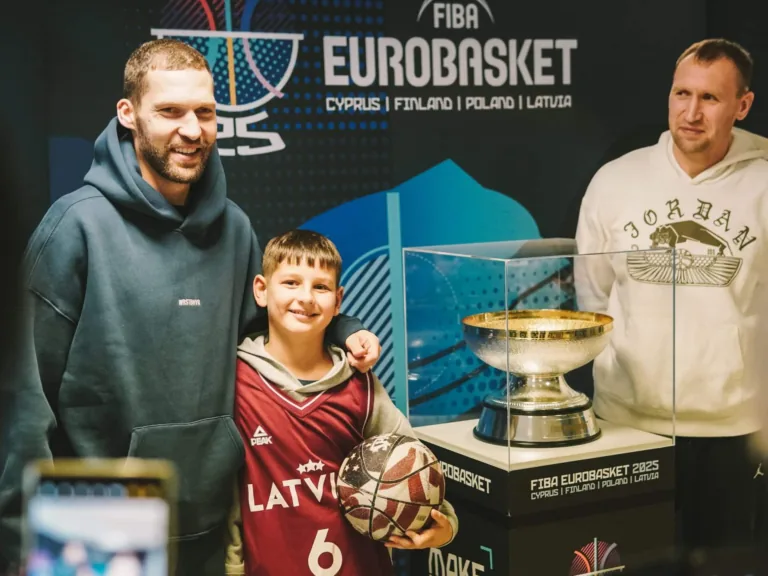 Galerija: Vērienīgā FIBA «EuroBasket 2025» trofeja ciemojās Talsos!