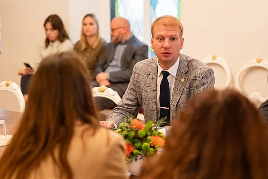 Klimata un enerģētikas ministrs Kaspars Melnis skaidro ieguvumus no vēja parkiem
