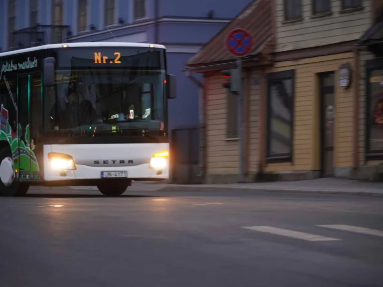 Pārkārto un optimizē autobusu reisus