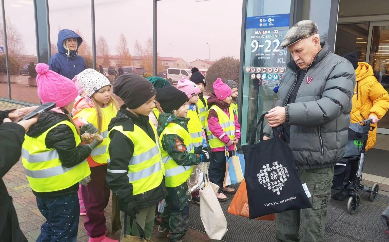 «Pīlādzīša» bērni, rūpējoties par dabu, satiktajiem dāvina auduma iepirkumu maisiņus