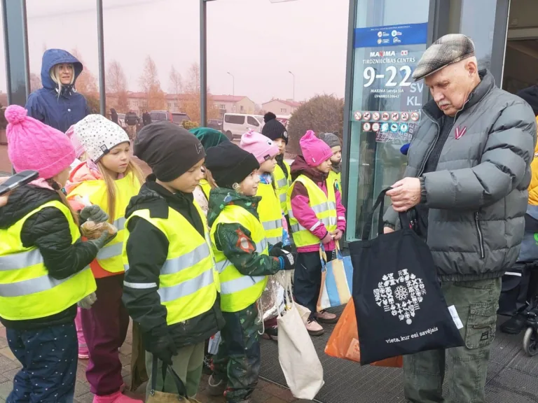 «Pīlādzīša» bērni, rūpējoties par dabu, satiktajiem dāvina auduma iepirkumu maisiņus