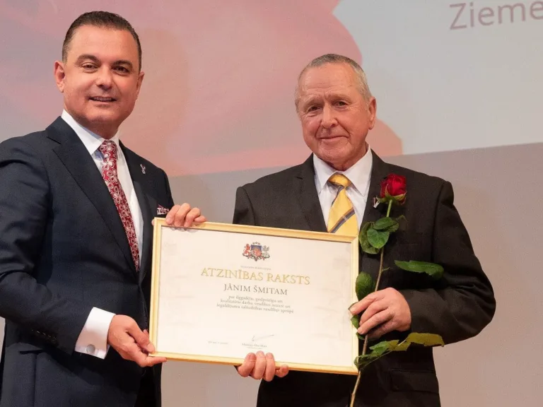 Ķirurgs Jānis Šmits saņem Veselības ministrijas Atzinības rakstu