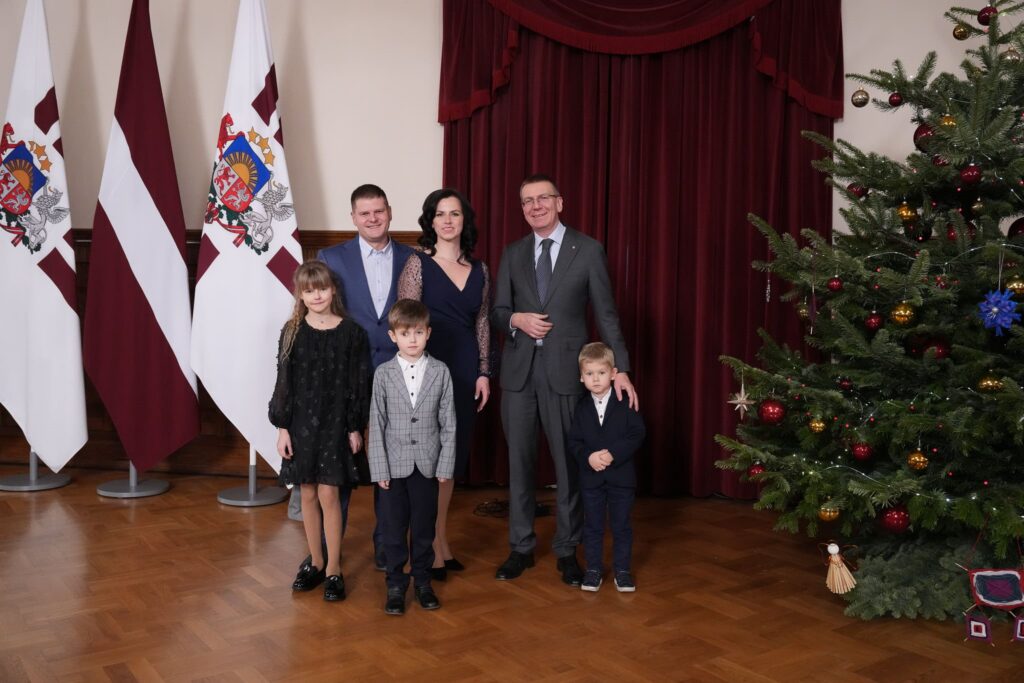 Daudzbērnu ģimenes iededz egli laukumā pie Rīgas pils