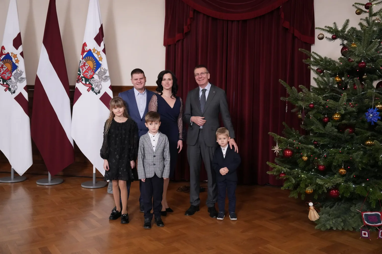 Daudzbērnu ģimenes iededz egli laukumā pie Rīgas pils