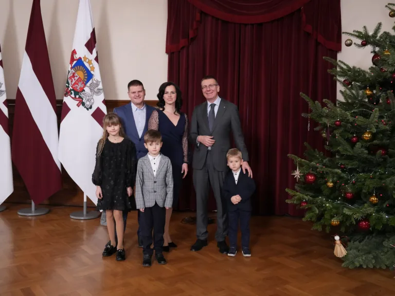 Daudzbērnu ģimenes iededz egli laukumā pie Rīgas pils