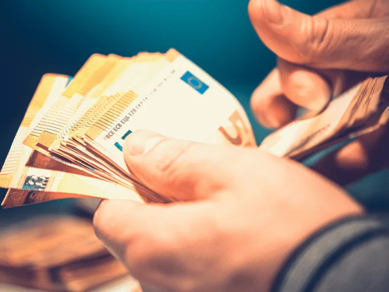 Kurzemniece iekrīt romantiskos krāpšanas valgos