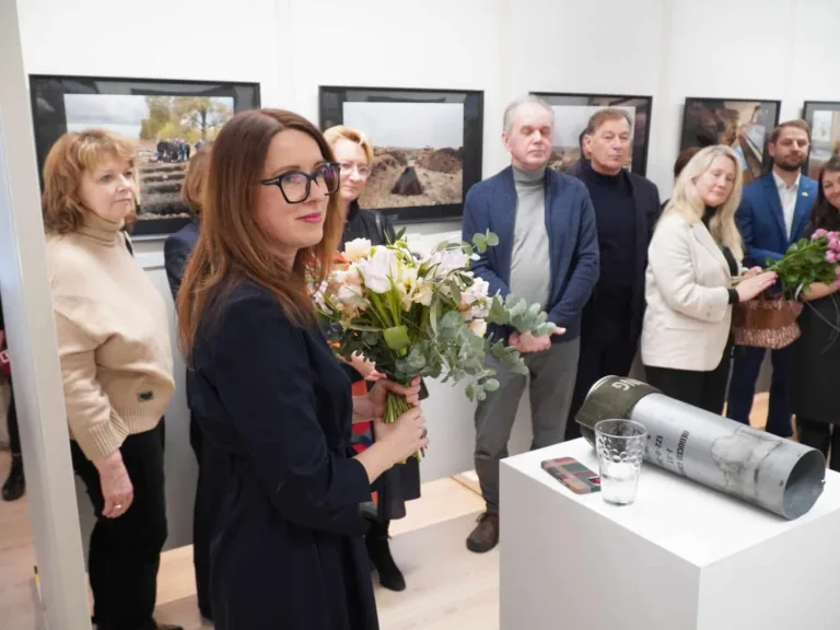 1053. kara dienā Pedvālē atklāj izstādi «Kara piezīmes. Ukraina»
