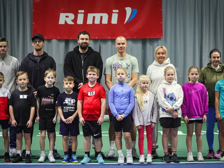 «Rimi» un Ernesta Gulbja fonds arī šogad turpinās atbalstīt jaunos tenisistus