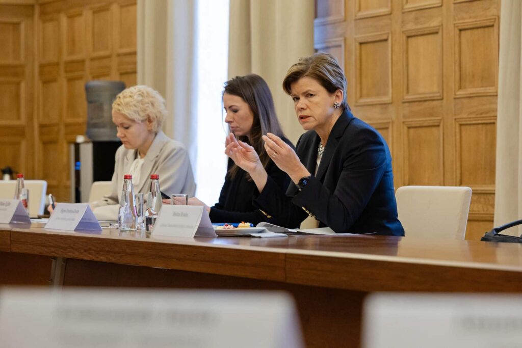 Ministri aicina nesatraukties, bet vēsu prātu sekot līdzi informācijai